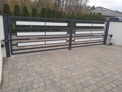 brama dwuskrzydłowa z napędami